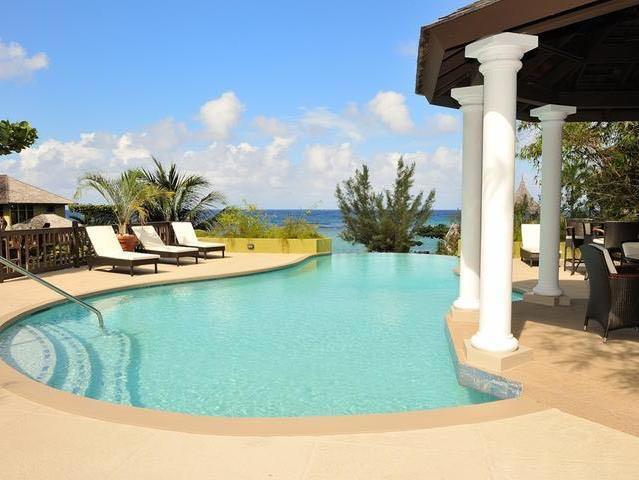 Alexanders Penthouse On The Beach Ocho Rios Exterior photo